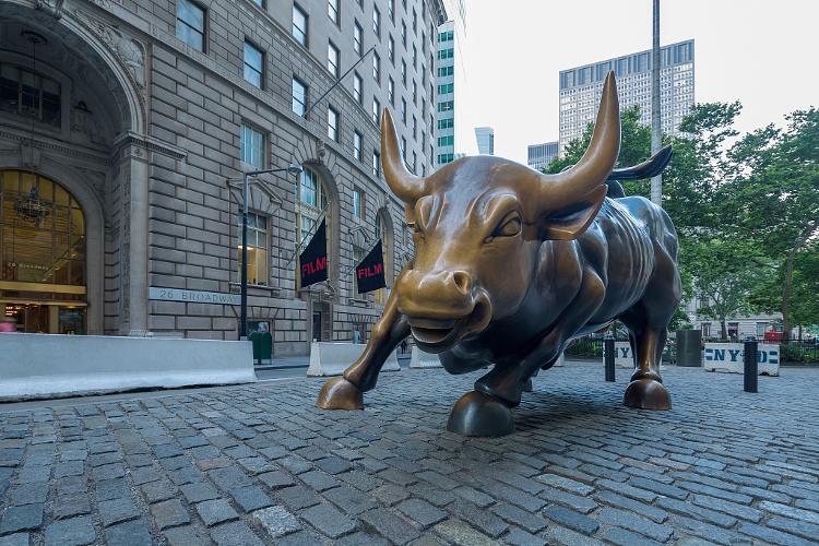 华尔街铜牛制作者去世，美国股市见顶回落？